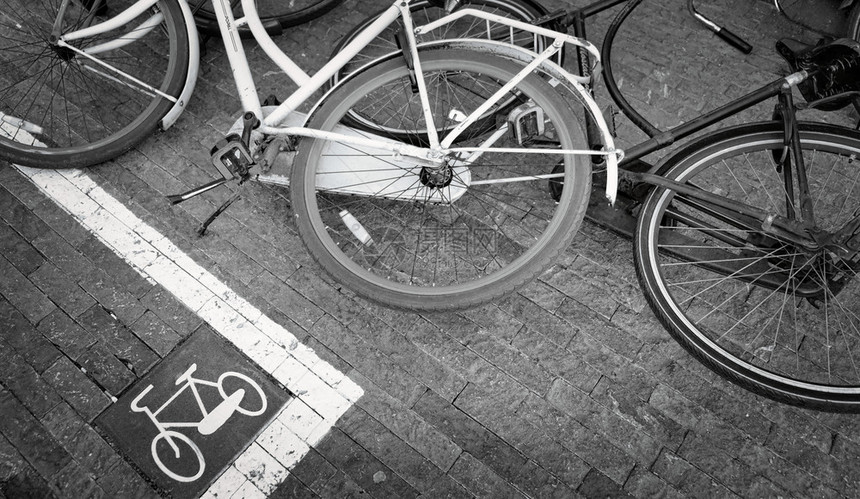 架子城市景观老的带有文字标志请不要将自行车停在地板上旁边有自行车在阿姆斯特丹带有文字的标志请不要在这里停放自行车图片