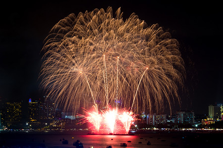 反射倒数新年的烟花在夜场节庆中横越城市风景欢庆快乐典图片