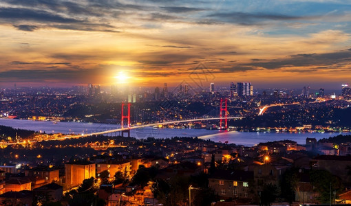 土耳其日落时在伊斯坦布尔的Bosphorus桥火鸡天线观光城市高清图片素材
