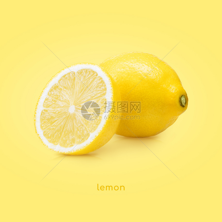 黄色背景切开的柠檬图片