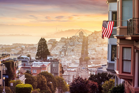 家园日出时旧金山著名的隆巴德街伦第弗朗西斯科图片