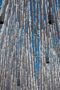 贸易普遍的当代2015年意大利米兰博览会现代建筑设计主题背景中的吊塑料管和蓝天空2015年意大利背景图片