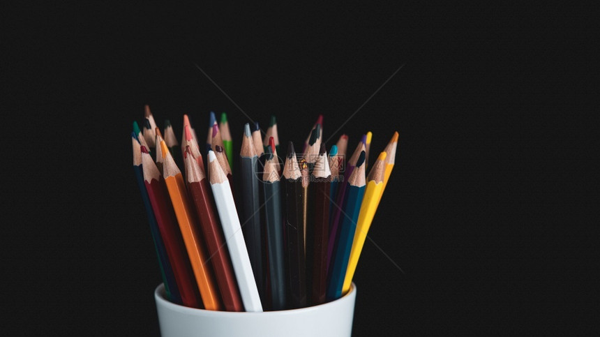 笔筒里的彩色铅笔图片