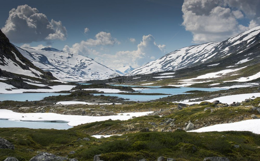 平静的冒险Gammlestrynefjellsvegen夏季有雪的北边最美丽汽车道路之一图片