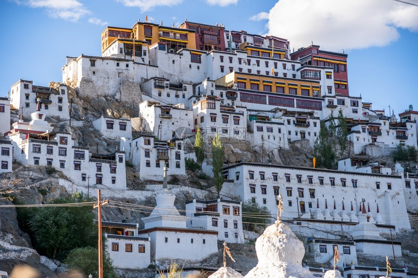拉达赫州莱的蓝天Thiksey修道院蓝色的藏宗教图片