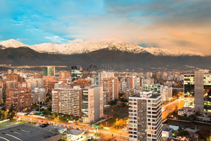 大都会位于智利圣地亚哥的LasCondes和安第斯山脉后边的LasCondeswealhty区与Condes山脉旅行美国人图片