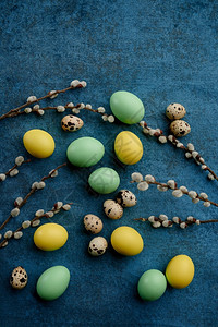 为了春花开和香食庆祝节日的鲜花装饰活动标志复节鸡蛋和蓝布背景的野花以及蓝底的野花AC518生活传统背景