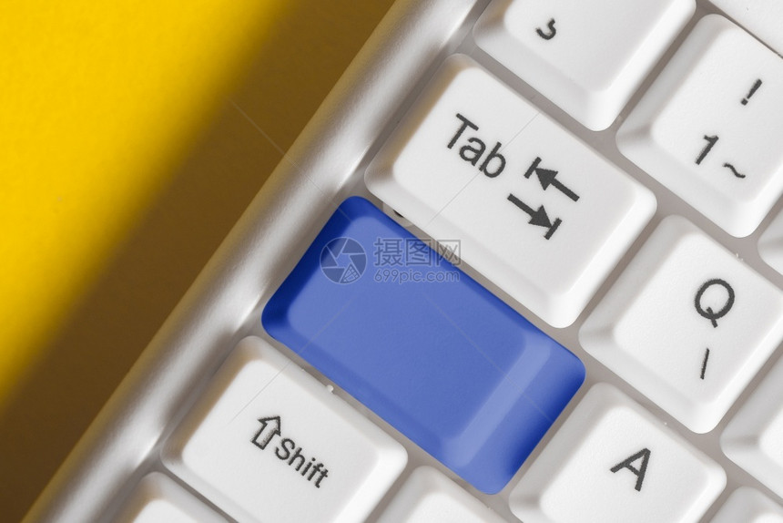 办公室电脑白色Pc键盘有空白笔记纸在键之上有空便记纸复制空间商业概念并带有便笺和Pc键盘的彩色填充组合键盘空版间在白色副本上方C图片