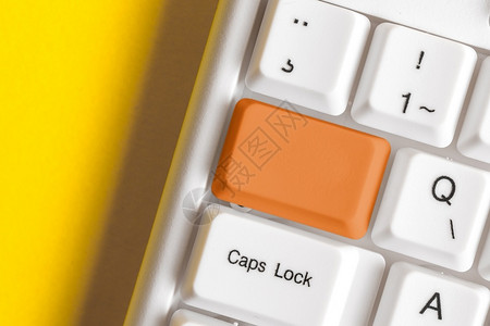 工作场所电脑点击白色Pc键盘有空白笔记纸在键之上有空便记纸复制空间商业概念并带有便笺和Pc键盘的彩色填充组合键盘空版间在白色副本空的高清图片素材