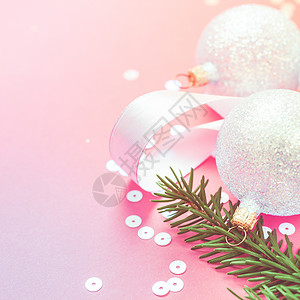 粉色球装饰诺埃尔新年圣诞节Xmas庆新年祝会构成珍珠装饰玩具球绿花枝色火彩形粉红纸背景复制件用于贺卡明信片文本设计的广场空间模板微光冷杉背景