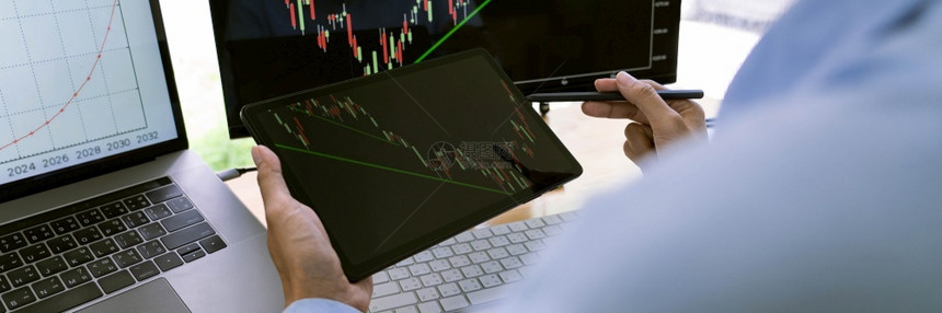 穿工作商人办公室屏幕上正式服装分析图中的股票市场经纪商投资概念在公司内部的电脑屏幕上图片