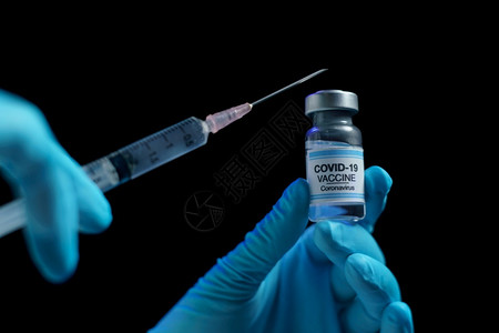 手拿疫苗注射器背景图片