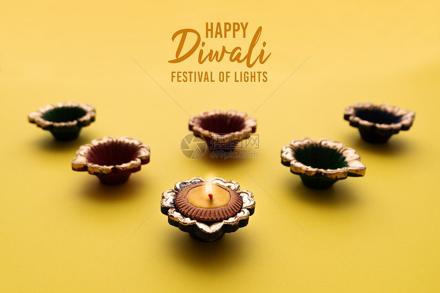 美丽的屠妖节排灯快乐在Dipavali印度教灯节庆祝期间点燃的粘土Diya灯五颜六色的传统油灯diya花图片