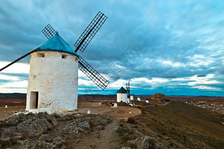 白色的风车欧洲结石高清图片