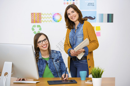 一种指点妇女在办公室工作创造办公室团队工作的妇女合图片