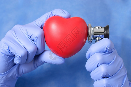 医生手里的红心和听诊器特写心脏高清图片素材
