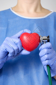 医生手里的红心和听诊器心脏外科高清图片素材