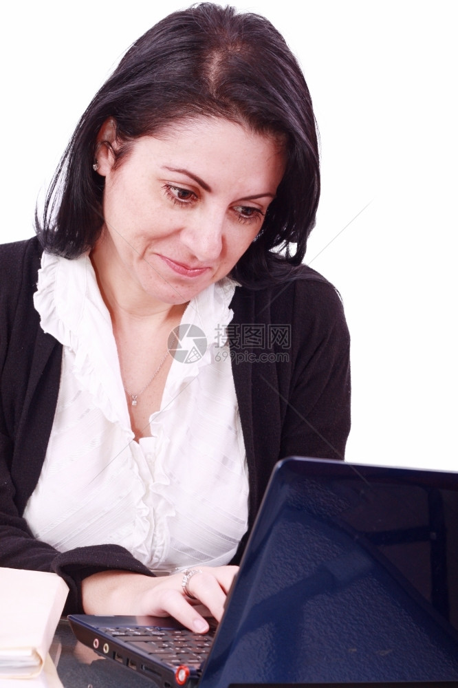 在办公室用笔记本电脑工作的漂亮女商人现代的微笑业图片