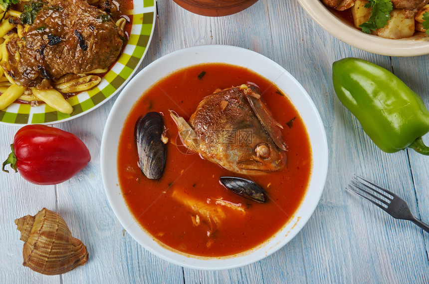 沿着布罗代托塞尔维亚Brudet在克罗地亚达尔马提克瓦内尔和伊斯特拉地区以及黑山沿岸制造的炖鱼巴尔干美食传统什锦菜肴顶视图图片