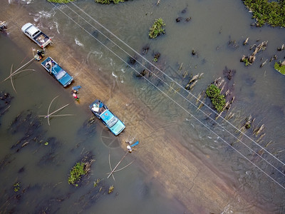 下雨滂沱交通充斥着汽车和村民的公路来捕鱼高清图片