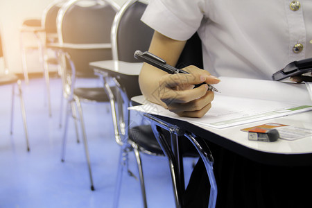 教室里奋笔疾书的学生图片