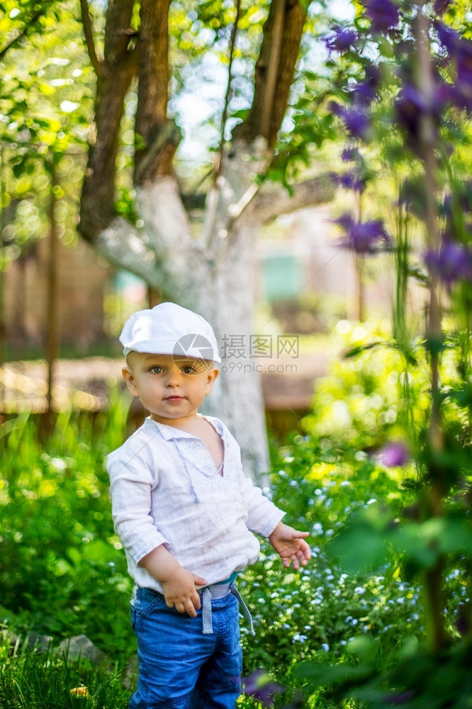 农民绿色童年春园的可爱小男孩图片