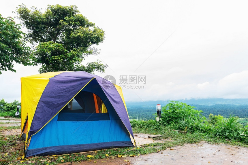 季节美丽的扎营帐篷在天空和山地背景高最处设立营地在山顶高最峰设立帐篷一种图片