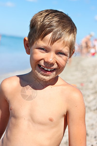 海边一个微笑男孩的肖像美丽头发活动海岸高清图片素材