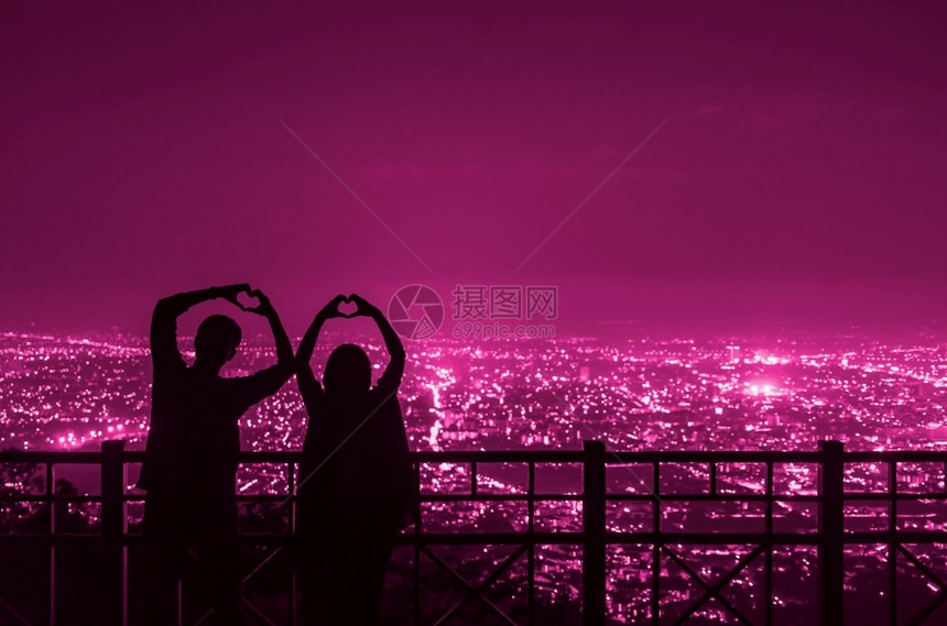 幸福天空在清迈市之夜双手握表达欢乐的情侣轮光片将一对相爱的情侣Silhouette表示图片
