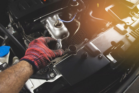查看男人配有红色手套的机械师正在打开汽车防热帽维修概念冷却液图片