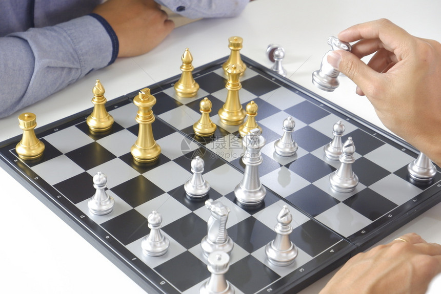 白色的骑士象征玩棋游戏的商人业战略领导和管理概念及领导和管理概念图片