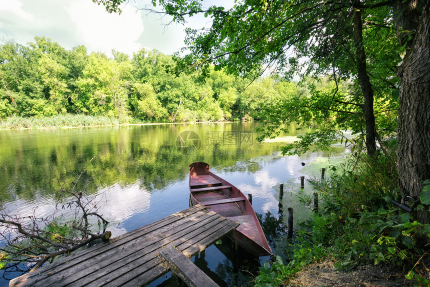 木制的假期森林下午河岸红船码头图片