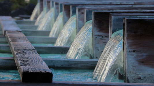 沿日本高松塔木管行流动的日本河天然温泉来源酸自然图片