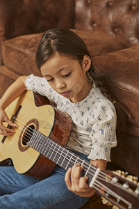 玩在室内小女孩家弹吉他孩子高清图片素材