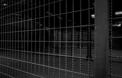 光栅私人地区黑暗背景钢围栏安全墙仓库建筑内门网状围墙自由概念障碍铁栅和电杆的链条铁栅栏和电线杆的链条倒钩工业设计图片