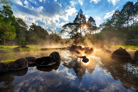 结石泰国兰邦朗日出彩生温泉公园清晨美丽的背景图片