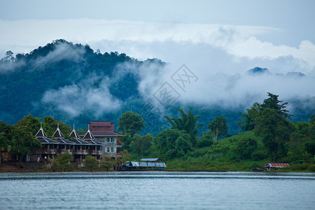 日落泰国Kanjanaburi云村和山丘文化草户外高清图片素材