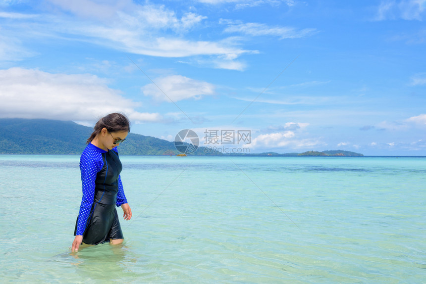 海边潜水的女人图片