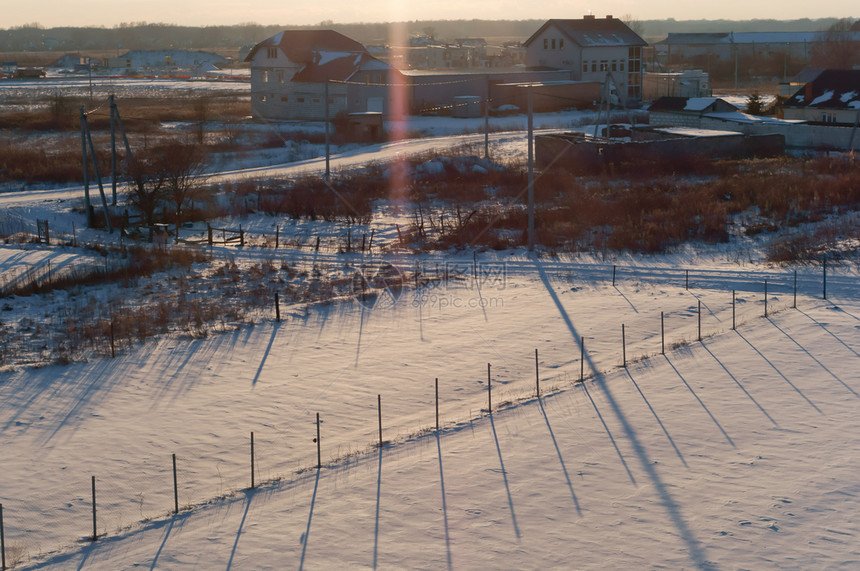 模糊的冬天乡村风景日落时雪地里的长影子日落时雪地里的长影子冬天乡村风景太阳现代的图片