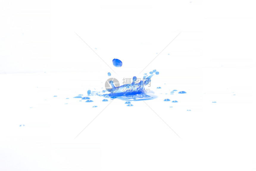 蓝水在白色背景下喷洒照片来自蓝色水上喷洒坠落液体涟漪图片