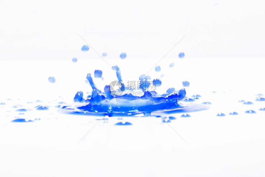 寒冷的蓝水在白色背景下喷洒照片来自蓝色水上喷洒温泉王冠图片