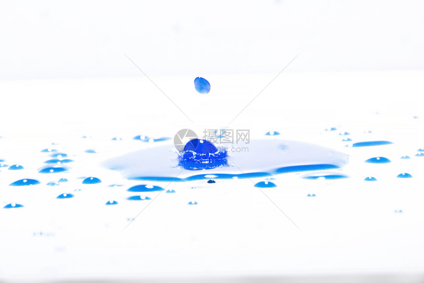 渴海浪蓝色的水在白背景下喷洒照片来自蓝色水上喷洒图片