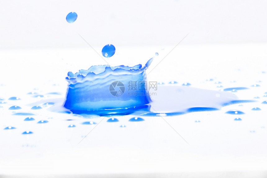 滴蓝水在白色背景下喷洒照片来自蓝色水上喷洒新鲜的海浪图片