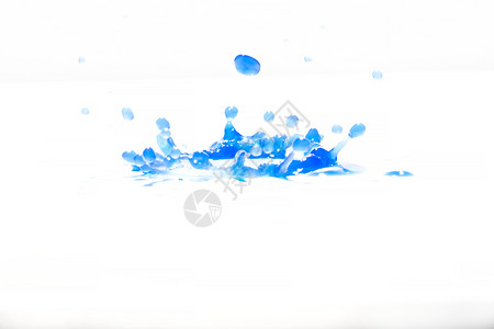 喝蓝水在白色背景下喷洒照片来自蓝色水上喷洒涟漪溅起图片