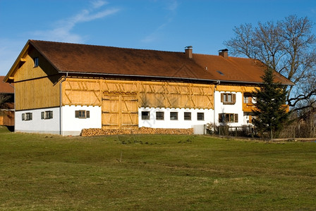 柴德国一个住宅和附属农庄区木材制品图片