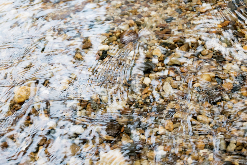 凉爽的干净溪流下水石块头图片