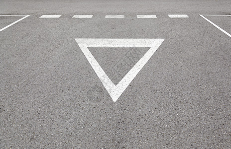 屈服比赛沥青的让路标志轴盘上的交通信号细节息与道路安全等单身的图片