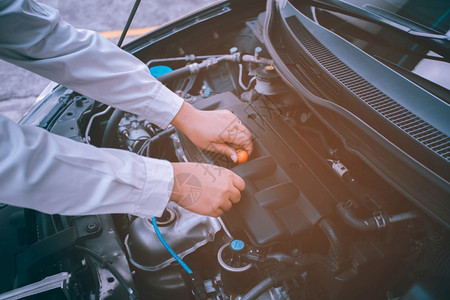 车辆引擎服务汽修理工人推广软橙色图象维修汽车发动机油图片