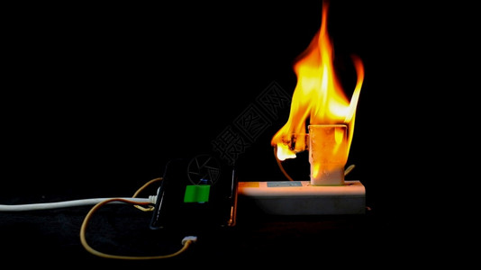 尽管电气池在充时使用移动话源适配器烧火图片