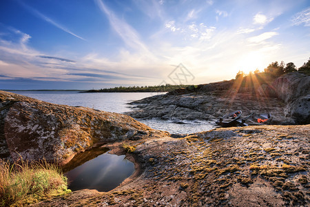 岩石支撑岛边的海湾在日落岛边的海岸活动图片